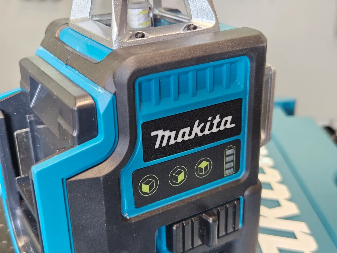Декоративная табличка с надписью Makita